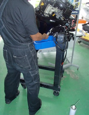 エンジンオイル抜き取り