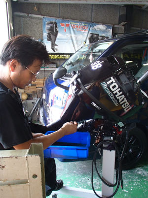 エンジンオイル抜き取り