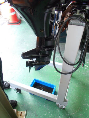 エンジンオイル抜き取り