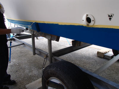 船底塗料　塗ります