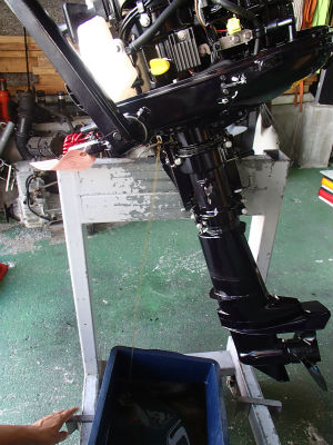 エンジンオイル抜き取り