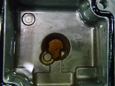 キャブレター内部　汚れ