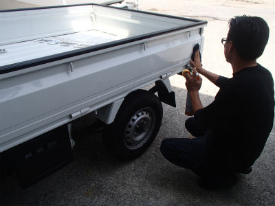 ステッカー貼り