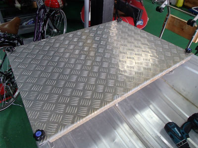 ノブボルトで固定