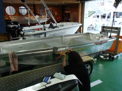 ステッカー貼り