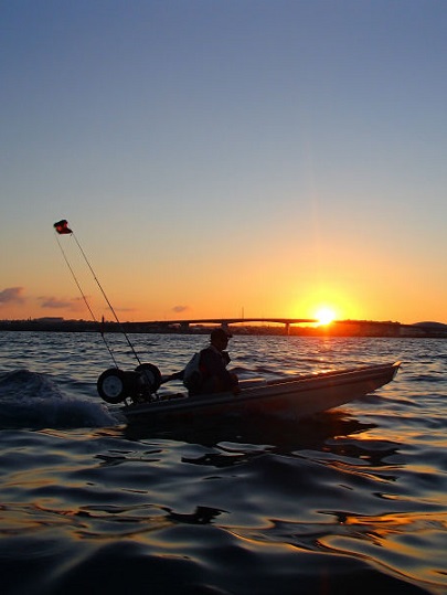 朝日をバックに