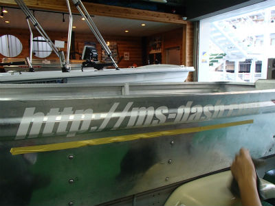 ステッカー貼り