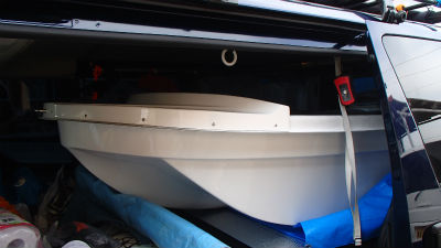 ハイエースの中へ