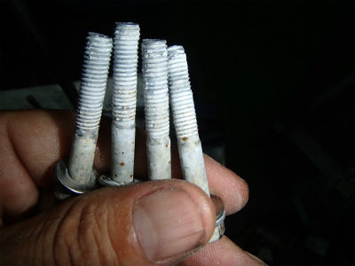 ボルトを磨きます