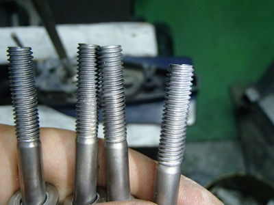 ボルトを磨きます