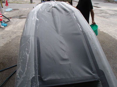 洗剤で洗います